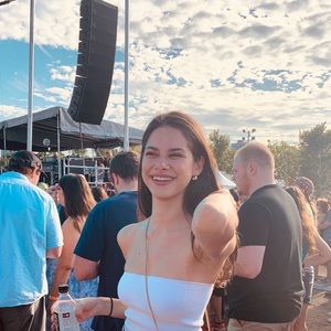 Meet your Posher, Lora